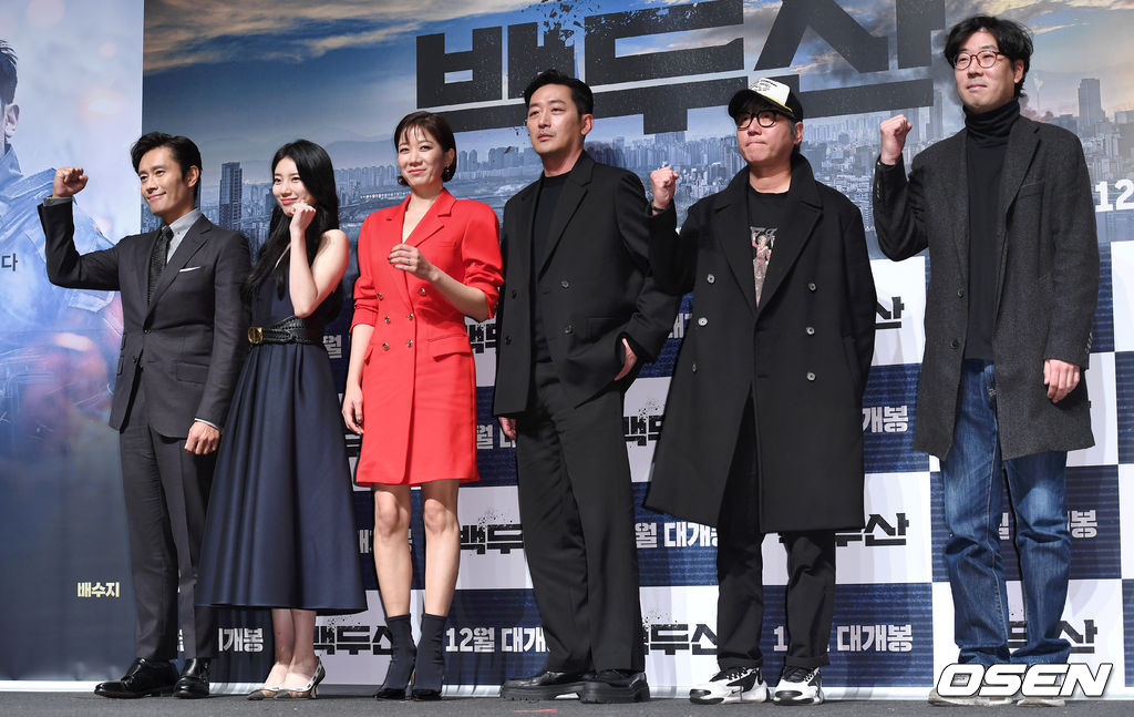 19일 오전 서울 강남구 압구정 CGV에서 영화 '백두산' 제작보고회가 열렸다.'백두산'은 남과 북 모두를 집어삼킬 초유의 재난인 백두산의 마지막 폭발을 막아야 하는 사람들의 이야기를 그린 영화로 오는 12월 개봉예정이다.배우 이병헌, 배수지, 전혜진, 하정우, 이해준, 김병서 감독이 포토타임을 갖고 있다. /sunday@osen.co.kr