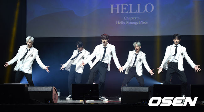 19일 오후 서울 광진구 예스24라이브홀에서 그룹 CIX의 ‘2nd EP Album HELLO Chapter 2. ‘Hello, Strange Place’’ 발매기념 쇼케이스가 열렸다.그룹 CIX가 신곡을 선보이고 있다. /sunday@osen.co.kr