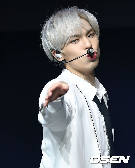 19일 오후 서울 광진구 예스24라이브홀에서 그룹 CIX의 ‘2nd EP Album HELLO Chapter 2. ‘Hello, Strange Place’’ 발매기념 쇼케이스가 열렸다.그룹 CIX BX가 신곡을 선보이고 있다. /sunday@osen.co.kr