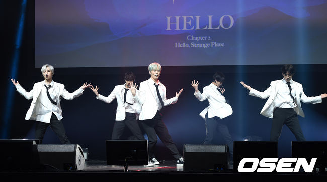 19일 오후 서울 광진구 예스24라이브홀에서 그룹 CIX의 ‘2nd EP Album HELLO Chapter 2. ‘Hello, Strange Place’’ 발매기념 쇼케이스가 열렸다.그룹 CIX가 신곡을 선보이고 있다. /sunday@osen.co.kr