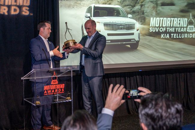 마이클 콜 기아차 미국법인 사장이 ‘2020 올해의 SUV’ 트로피를 받고 있다. 왼쪽 시상자는 마크 렉틴(Mark Rechtin) 모터트렌드 총괄 에디터. 