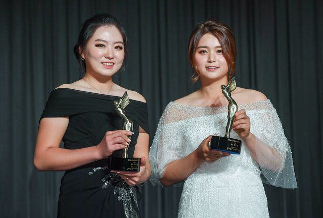 신인왕 조아연과 대상 최혜진이 포즈를 취하고 있다. /  soul1014@osen.co.kr
