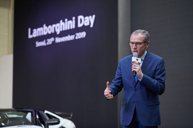 스테파노 도메니칼리 회장이 '람보르기니 데이 서울 2019'에서 기록적인 올해 실적을 발표하고 있다. 