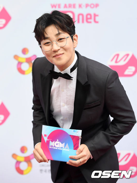 딘딘이 1일 오후 서울 송파구 방이동 올림픽공원 KSPO DOME에서 진행된 '2019 M2 X GENIE MUSIC AWARDS(2019 MGMA)' 레드카펫에 참석해 포토타임을 갖고 있다. /rumi@osen.co.kr