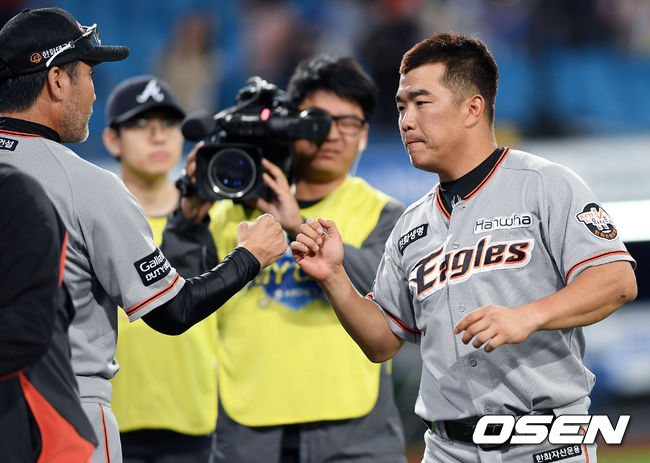 한용덕 감독(왼쪽)과 정근우 /OSEN DB