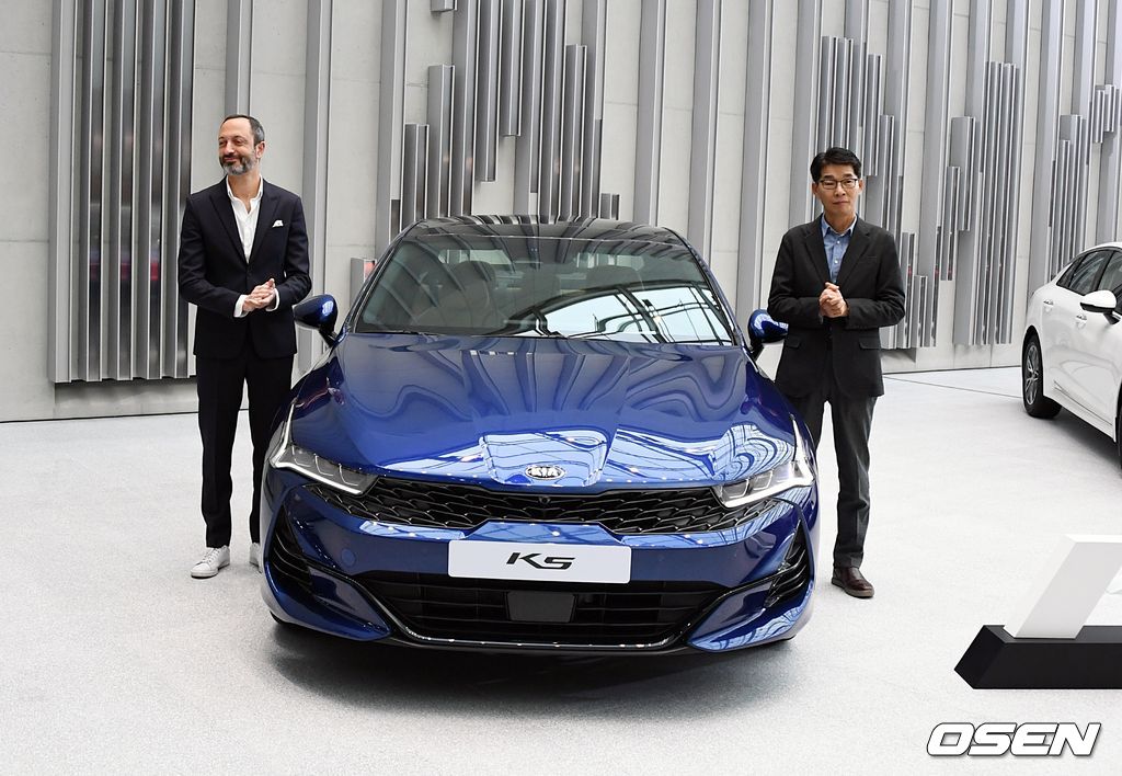카림 하비브 디자인센터장(왼쪽)과 권혁호 기아차 국내사업본부장이 3세대 K5를 배경으로 포즈를 취하고 있다. 