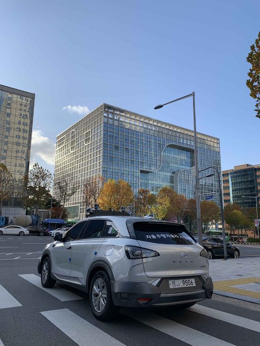 현대자동차 자율주행개발센터(서울시 강남구) 앞에 서 있는 수소전기차 넥쏘 기반의 도심 자율주행 차량.