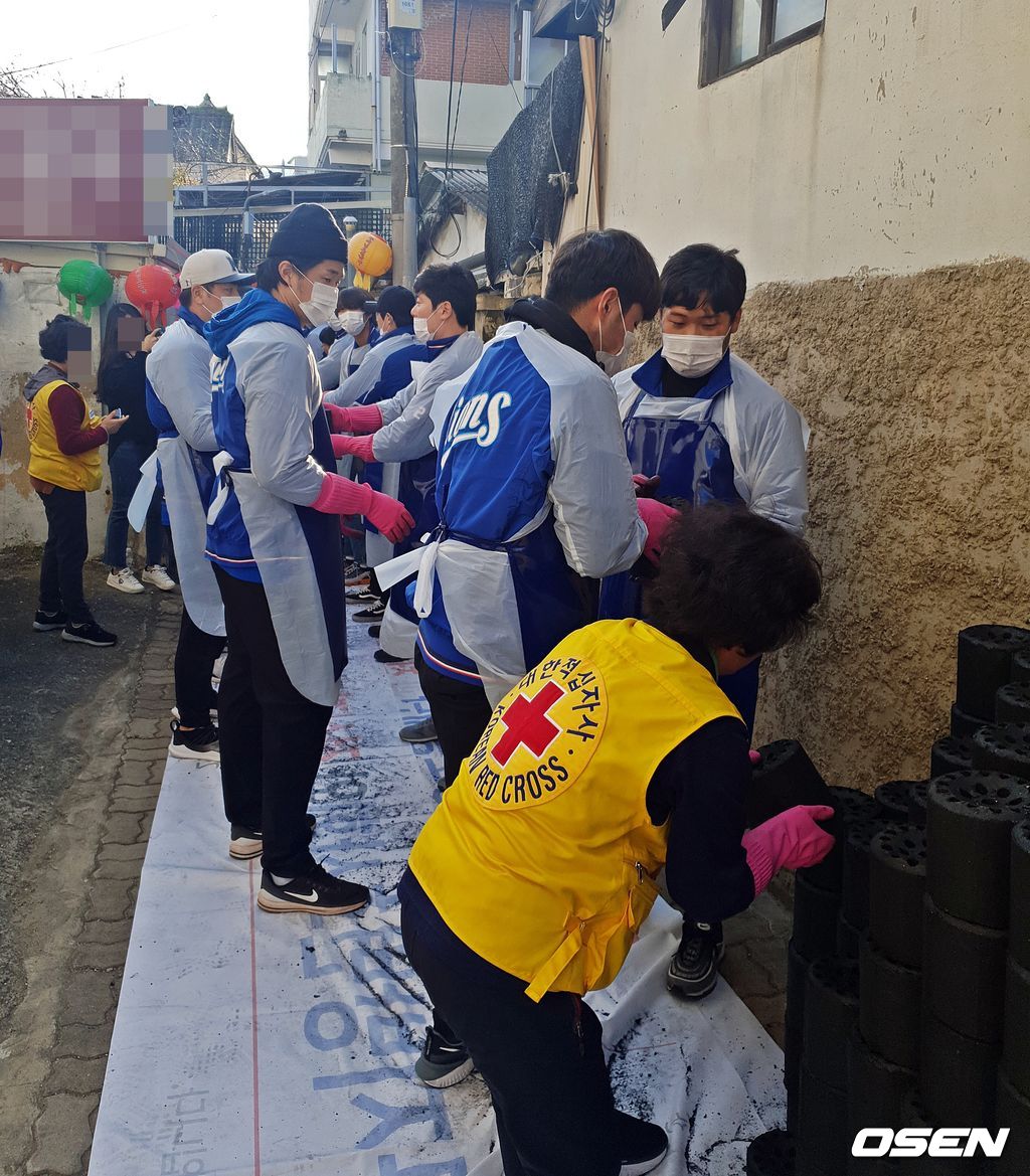 삼성 선수단의 연탄배달 행사 /what@osen.co.kr