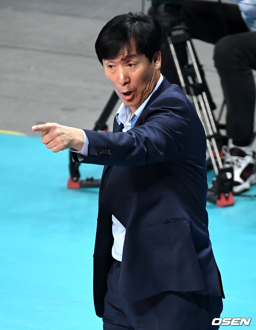 우리카드 신영철 감독이 선수들에게 지시를 내리고 있다. /dreamer@osen.co.kr