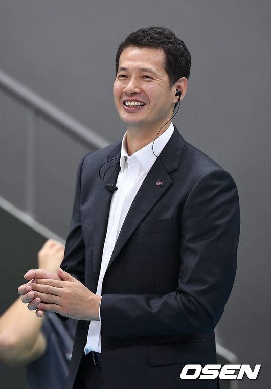 한국전력 장병철 감독이 미소짓고 있다. / youngrae@osen.co.kr