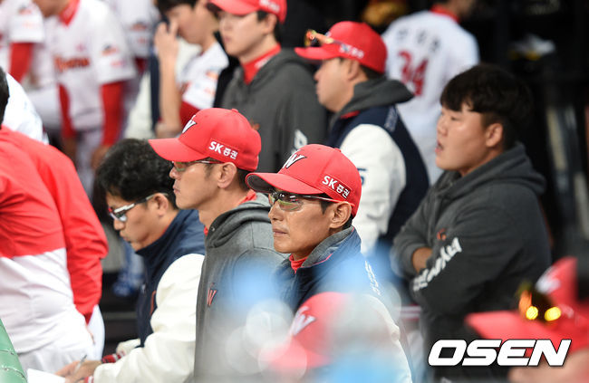 플레이오프 2차전 9회말, SK 염경엽 감독이 경기를 바라보고 있다. /sunday@osen.co.kr