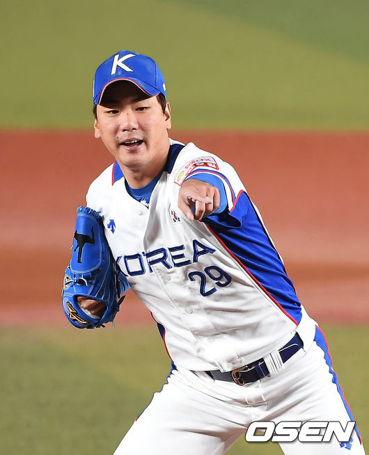 12일 오후 일본 지바현 ZOZO마린 스타디움에서 '2019 세계야구소프트볼연맹(WBSC) 프리미어12' 슈퍼라운드 한국과 대만의 경기가 열렸다.1회초 2사 1,2루에서 한국 김광현이 대만 첸진시우의 스윙을 확인하고 있다. /youngrae@osen.co.kr