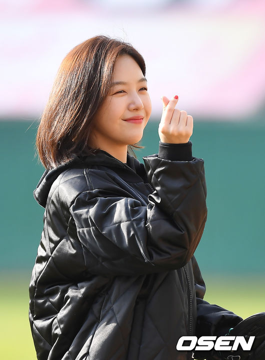 프로구단 10개 구단 팬들과 함께하는 '2019 KBO 커미셔너컵 구단 팬클럽 야구대회'가 23일 인천 SK행복드림구장에서 열렸다.OSEN이 주최하는 이번 대회는 7개 구단의 8개 팬클럽(SK 2팀)이 출전해 토너먼트 방식으로 우승에 도전한다.배우 민아가 시구를 하고 있다. /youngrae@osen.co.kr