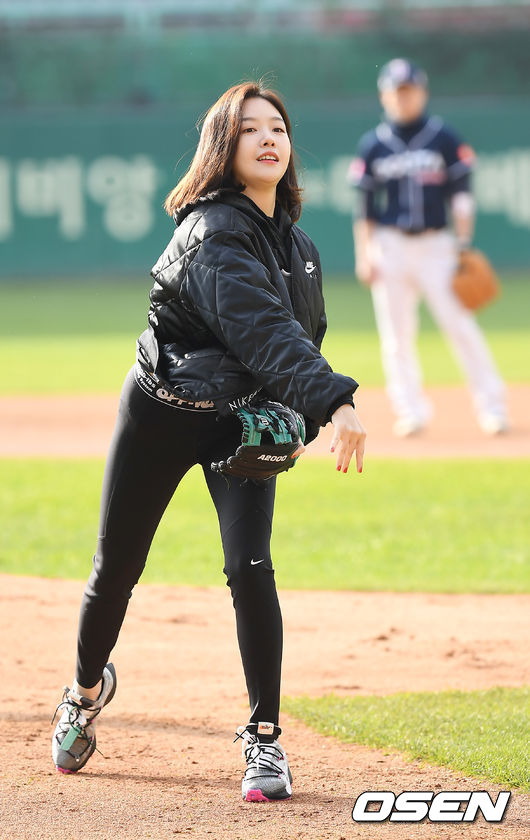 프로구단 10개 구단 팬들과 함께하는 '2019 KBO 커미셔너컵 구단 팬클럽 야구대회'가 23일 인천 SK행복드림구장에서 열렸다.OSEN이 주최하는 이번 대회는 7개 구단의 8개 팬클럽(SK 2팀)이 출전해 토너먼트 방식으로 우승에 도전한다.배우 민아가 시구를 하고 있다. /youngrae@osen.co.kr