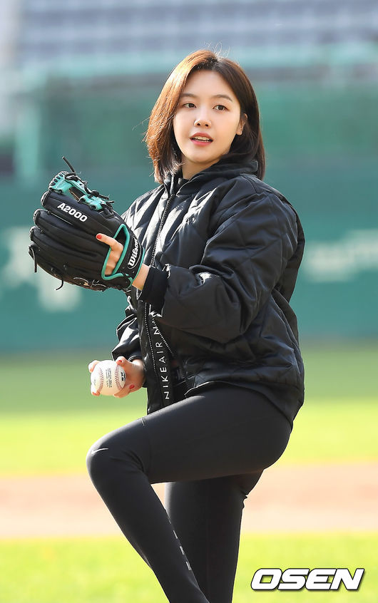 프로구단 10개 구단 팬들과 함께하는 '2019 KBO 커미셔너컵 구단 팬클럽 야구대회'가 23일 인천 SK행복드림구장에서 열렸다.OSEN이 주최하는 이번 대회는 7개 구단의 8개 팬클럽(SK 2팀)이 출전해 토너먼트 방식으로 우승에 도전한다.배우 민아가 시구를 하고 있다. /youngrae@osen.co.kr