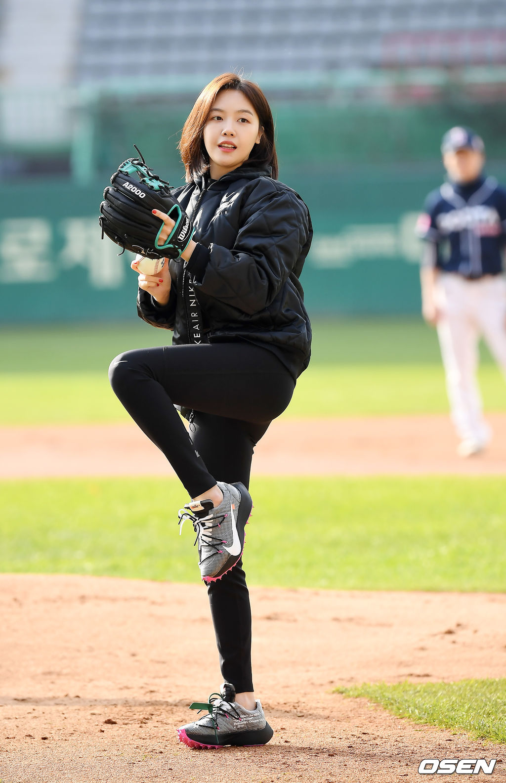 배우 민아가 시구를 하고 있다. /youngrae@osen.co.kr