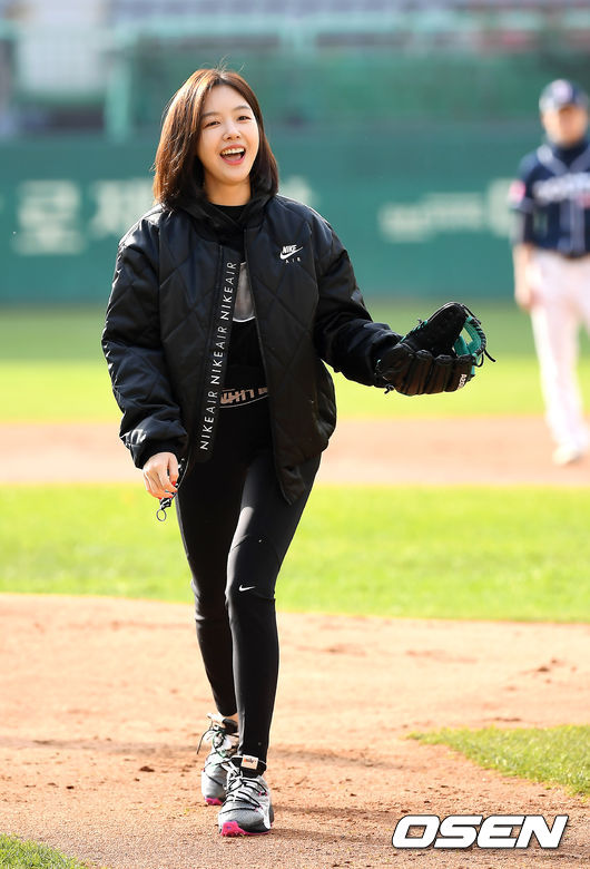 프로구단 10개 구단 팬들과 함께하는 '2019 KBO 커미셔너컵 구단 팬클럽 야구대회'가 23일 인천 SK행복드림구장에서 열렸다.OSEN이 주최하는 이번 대회는 7개 구단의 8개 팬클럽(SK 2팀)이 출전해 토너먼트 방식으로 우승에 도전한다.배우 민아가 시구를 하고 있다. /youngrae@osen.co.kr 