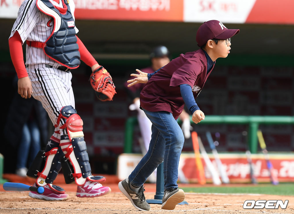 프로구단 10개 구단 팬들과 함께하는 '2019 KBO 커미셔너컵 구단 팬클럽 야구대회'가 23일 인천 SK행복드림구장에서 열렸다.OSEN이 주최하는 이번 대회는 7개 구단의 8개 팬클럽(SK 2팀)이 출전해 토너먼트 방식으로 우승에 도전한다.파수 언터쳐블 대타 손이선 어린이가 적시타를 때려내고 있다. /youngrae@osen.co.kr 
