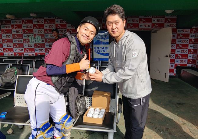 파수 언터쳐블 선수에게 사인볼을 전달하는 김지수 코치. / 파수 언터쳐블 제공