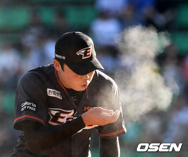 한화 김성훈이 투구를 준비하고 있다. /jpnews@osen.co.kr