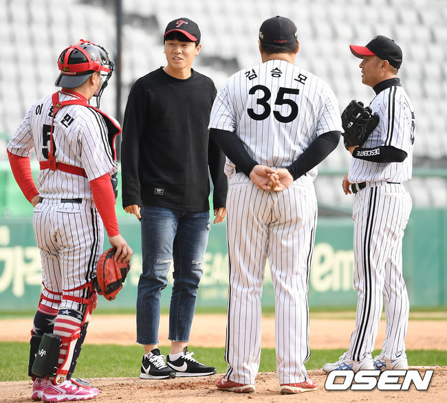 프로구단 10개 구단 팬들과 함께하는 '2019 KBO 커미셔너컵 구단 팬클럽 야구대회'가 23일 인천 SK행복드림구장에서 열렸다.OSEN이 주최하는 이번 대회는 7개 구단의 8개 팬클럽(SK 2팀)이 출전해 토너먼트 방식으로 우승에 도전한다.LG 한선태가 서울 쌍둥이 마운드에 올라 이야기를 나누고 있다. /youngrae@osen.co.kr 