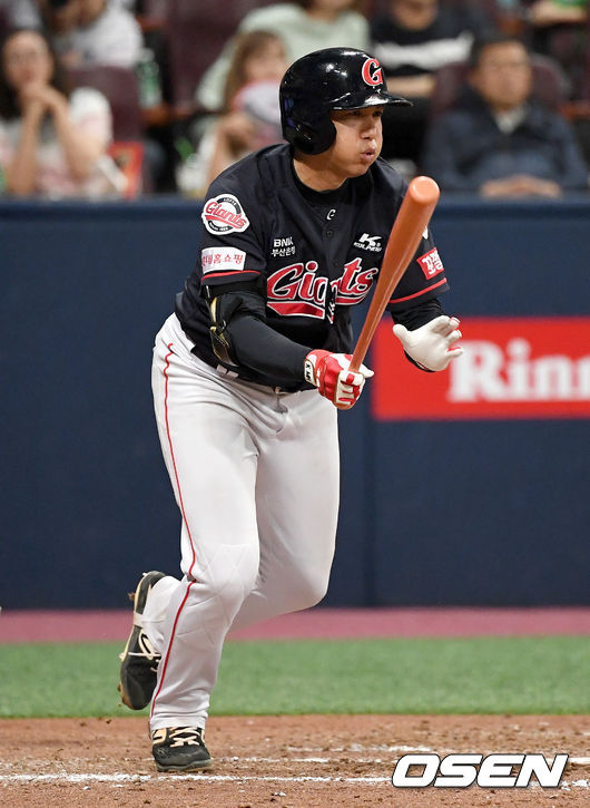 8회초 무사 1루 상황 롯데 김문호가 안타를 날리고 있다. /dreamer@osen.co.kr