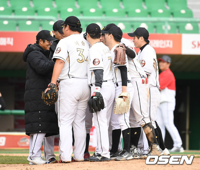 프로구단 10개 구단 팬들과 함께하는 '2019 KBO 커미셔너컵 구단 팬클럽 야구대회'가 23일 인천 SK행복드림구장에서 열렸다.OSEN이 주최하는 이번 대회는 7개 구단의 8개 팬클럽(SK 2팀)이 출전해 토너먼트 방식으로 우승에 도전한다.KT 조용호가 KT 스타즈 마운드에 올라 선수들과 이야기를 나누고 있다. /youngrae@osen.co.kr