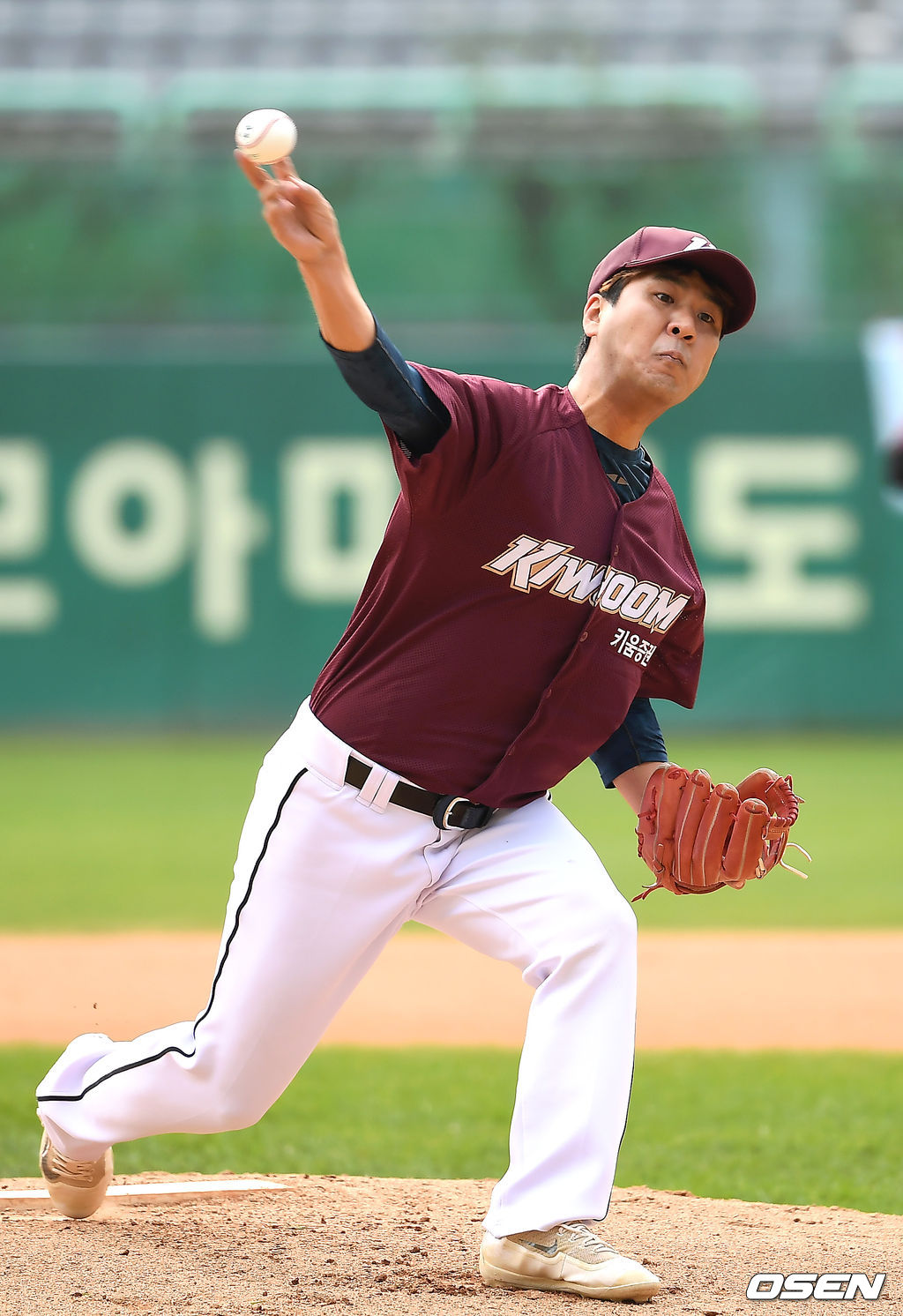 프로구단 10개 구단 팬들과 함께하는 '2019 KBO 커미셔너컵 구단 팬클럽 야구대회'가 23일 인천 SK행복드림구장에서 열렸다.OSEN이 주최하는 이번 대회는 7개 구단의 8개 팬클럽(SK 2팀)이 출전해 토너먼트 방식으로 우승에 도전한다.파수 언터쳐블 이수용이 역투하고 있다. /youngrae@osen.co.kr 