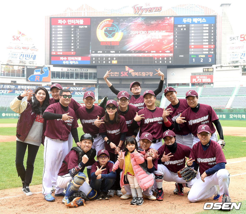 준결승에 진출한 파수 언터처블과 두타 베어스의 경기, 파수 언터쳐블이 3-1로 승리를 거두며 결승에 진출했다.승리를 거둔 파수 선수들이 기념촬영을 하고 있다. /dreamer@osen.co.kr