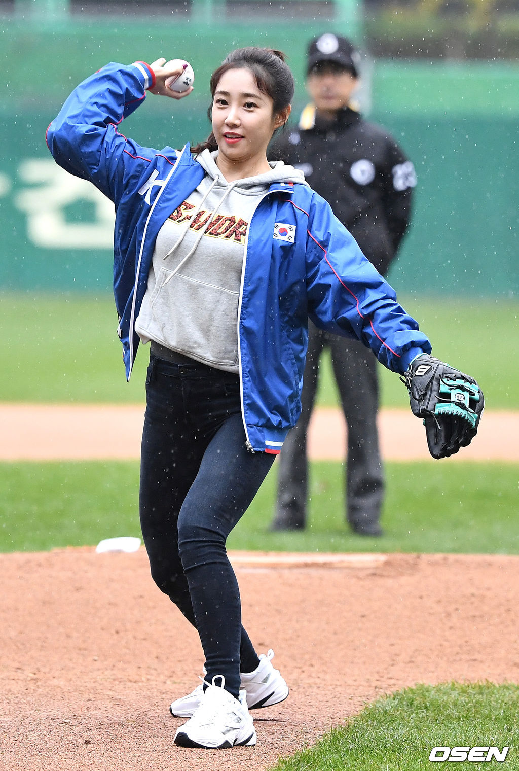 결승전 시구자로 나선 방송인 최희가 힘차게 공을 던지고 있다. /dreamer@osen.co.kr