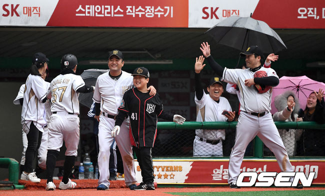프로구단 10개 구단 팬들과 함께하는 '2019 KBO 커미셔너컵 구단 팬클럽 야구대회'가 24일 인천 SK행복드림구장에서 열렸다.OSEN이 주최하는 이번 대회는 7개 구단의 8개 팬클럽(SK 2팀)이 출전해 토너먼트 방식으로 우승에 도전한다.결승에 오른 KT 스타즈와 파수 언터쳐블의 경기, 1회초 1사 2, 3루 상황 KT 스타즈 박경민의 내야 안타 때 홈을 밟은 김영성이 더그아웃 동료들과 인사를 나누고 있다. /dreamer@osen.co.kr