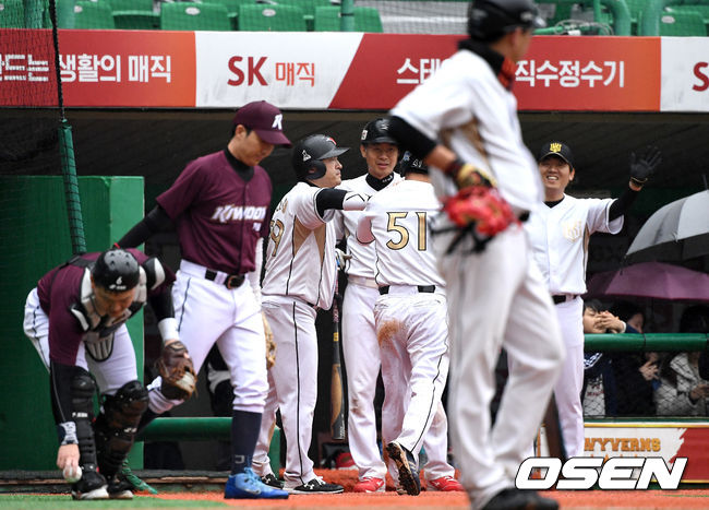 프로구단 10개 구단 팬들과 함께하는 '2019 KBO 커미셔너컵 구단 팬클럽 야구대회'가 24일 인천 SK행복드림구장에서 열렸다.OSEN이 주최하는 이번 대회는 7개 구단의 8개 팬클럽(SK 2팀)이 출전해 토너먼트 방식으로 우승에 도전한다.결승에 오른 KT 스타즈와 파수 언터쳐블의 경기, 1회초 KT 스타즈 김근웅의 안타 때 홈을 밟은 주자 박정환이 더그아웃 동료들과 인사를 나누고 있다. /dreamer@osen.co.kr