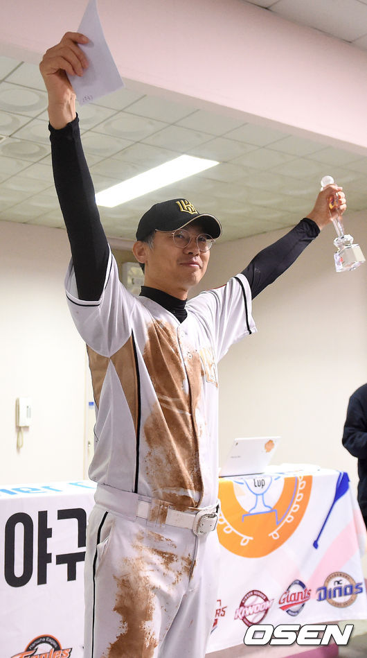 우승팀 KT 스타즈 채행석 감독이 트로피를 들고 기뻐하고 있다. /dreamer@osen.co.kr