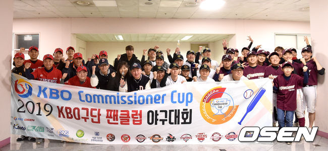 우승팀 KT 스타즈, 준우승팀 파수 언터쳐블, KIA 파이온, 두타 베어스 팀이 시상식을 마치고 시상자로 나선 LG 정우영과 함께 기념촬영을 하고 있다. /dreamer@osen.co.kr