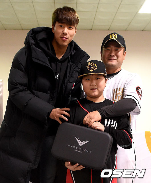 MVP를 거머쥔 KT 스타즈 김근웅-김성윤 부자가 시상자로 나선 LG 정우영과 함께 기념촬영을 하고 있다. /dreamer@osen.co.kr