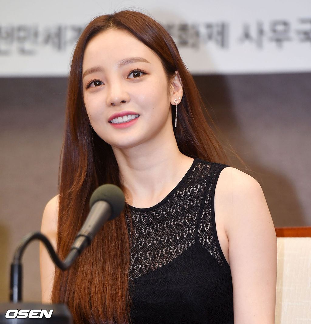 [사진=OSEN DB] 카라 출신 가수 겸 배우 구하라가 세상을 떠나며 연예계 추모 행렬이 이어지고 있다. 사진은 고인이 생전 '제 6회 순천만세계동물영화제' 공식 기자회견에 홍보대사로 참석한 모습이다. 