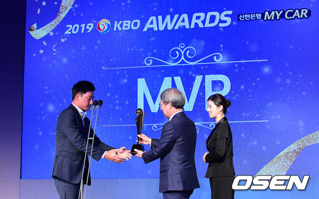 두산 린드블럼이 MVP로 발표되며 정재훈 코치가 대리수상하고 있다. 시상자는 KBO 정운찬 총재. /jpnews@osen.co.kr