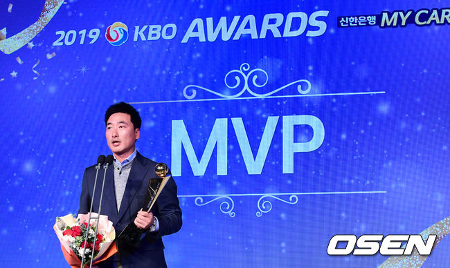 두산 정재훈 코치가 MVP 린드블럼을 대리수상하며 소감을 말하고 있다. /jpnews@osen.co.kr