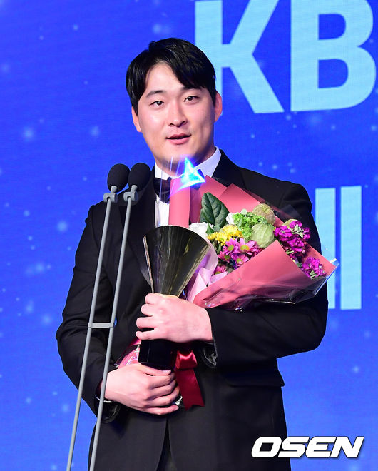 SK 하재훈이 KBO 세이브상을 수상하며 소감을 말하고 있다. /jpnews@osen.co.kr