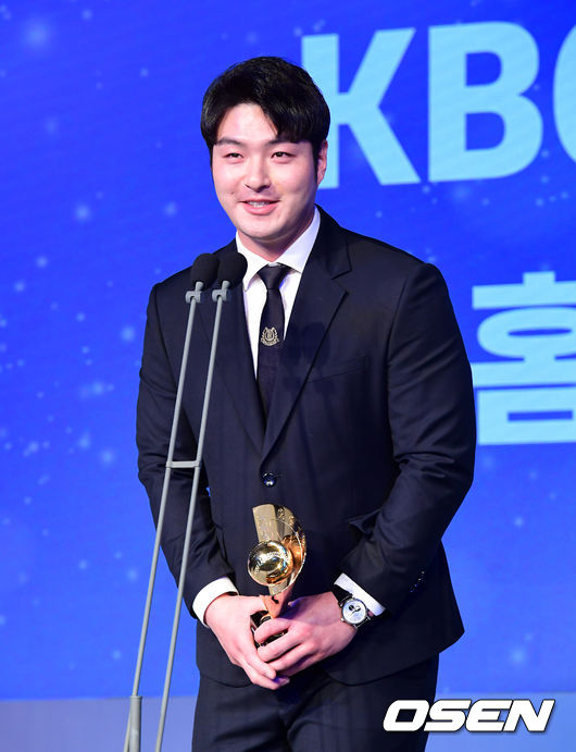 키움 박병호가 홈런상을 수상하며 소감을 말하고 있다. /jpnews@osen.co.kr