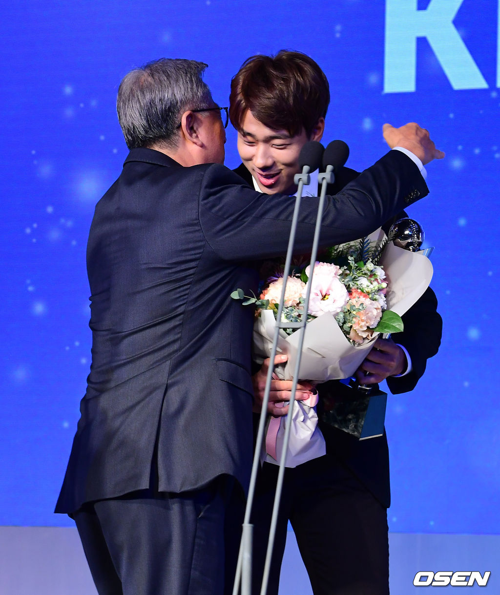 LG 정우영이 KBO리그 신인상을 수상하고 있다. /jpnews@osen.co.kr