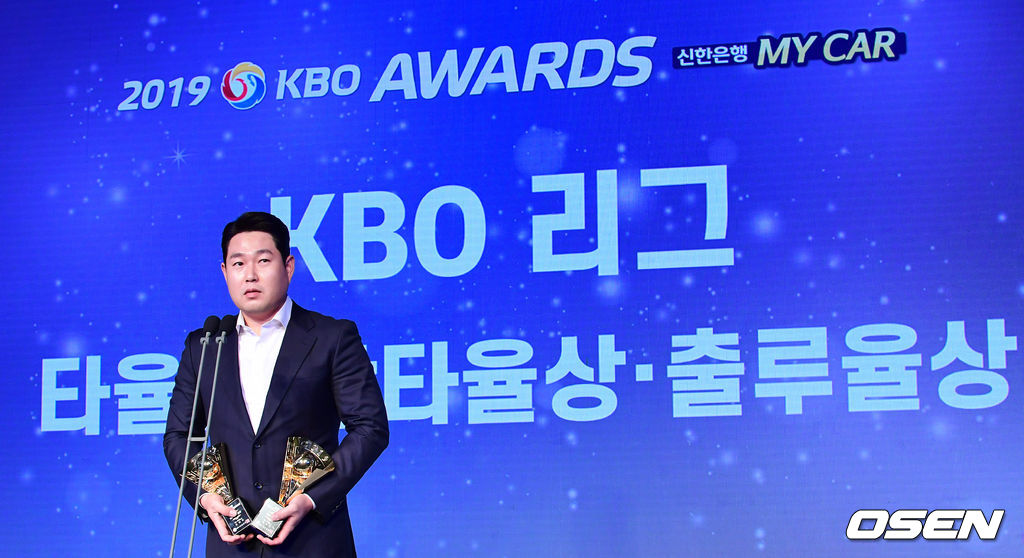 NC 양의지가 KBO 타율상, 장타율상, 출루율상을 수상하며 소감을 말하고 있다. /jpnews@osen.co.kr