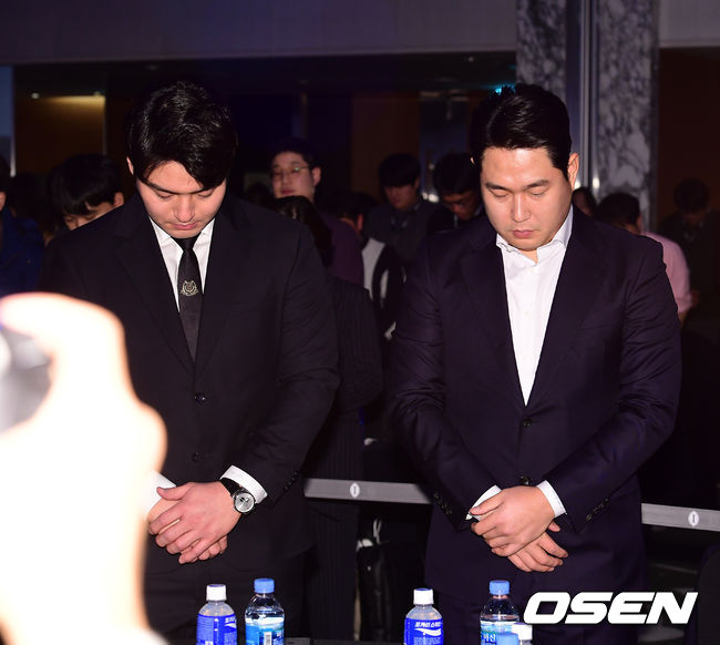 키움 박병호와 NC 양의지가 시상식에 앞서 고 김성훈 선수를 위한 추모 묵념을 하고 있다. /jpnews@osen.co.kr