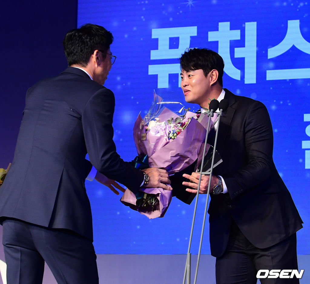 고양 허정협이 퓨처스리그 북부리그 홈런상을 수상하며 키움 손혁 감독의 축하를 받고 있다. /jpnews@osen.co.kr