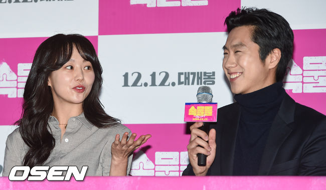 유다인이 심희섭에게 답변을 넘기고 있다 /soul1014@osen.co.kr