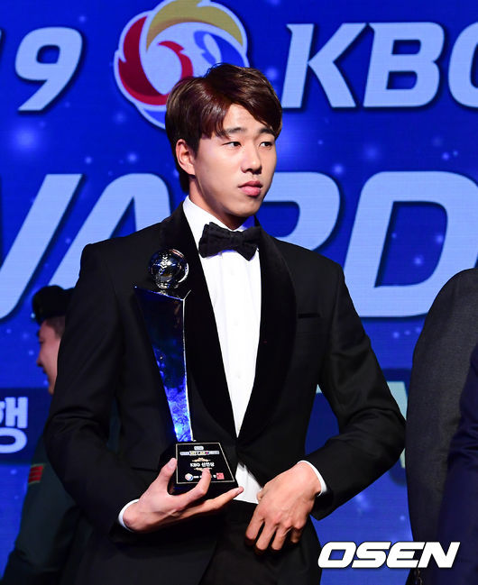 시상식을 마친 LG 정우영이 신인상 트로피를 들고 있다. /jpnews@osen.co.kr