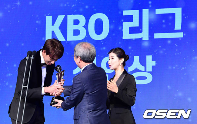 LG 정우영이 정운찬 KBO 총재에게 트로피를 받고 있다. /jpnews@osen.co.kr
