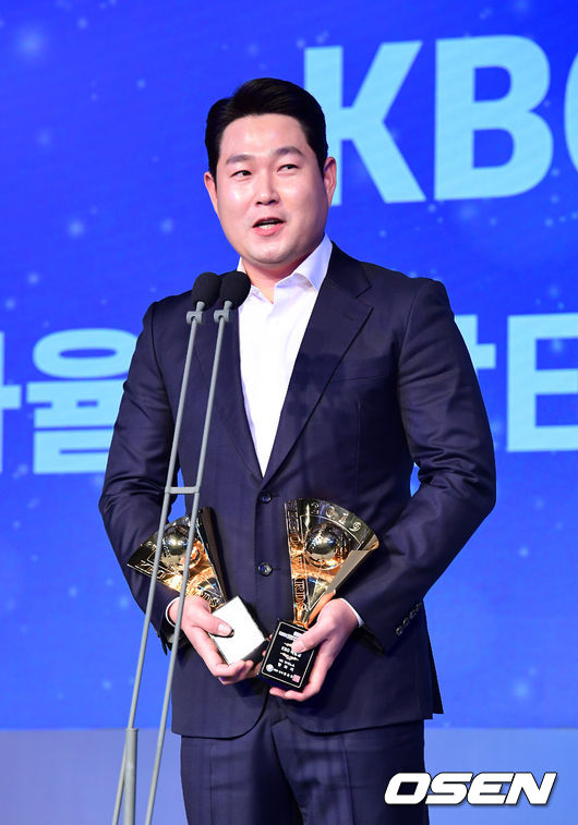 NC 양의지가 KBO 타율상, 장타율상, 출루율상을 수상하며 소감을 말하고 있다. /jpnews@osen.co.kr