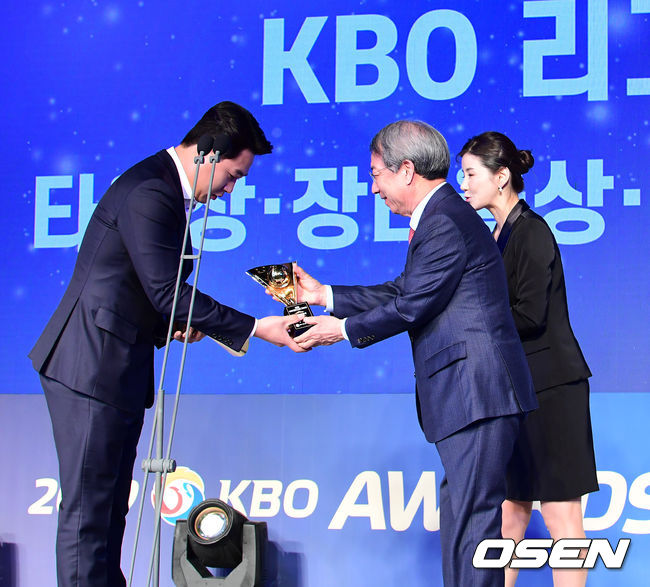 NC 양의지가 KBO 타율상, 장타율상, 출루율상을 수상하고 있다. 시상자는 KBO 정운찬 총재. /jpnews@osen.co.kr