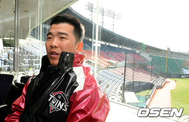 정근우가 취재진과 이야기를 나누고 있다. /jpnews@osen.co.kr